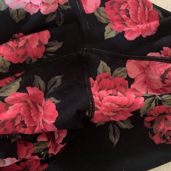 Torrid active 00 medium large red floral crop leggings mesh lattice gym casual r - Picture 4 of 6